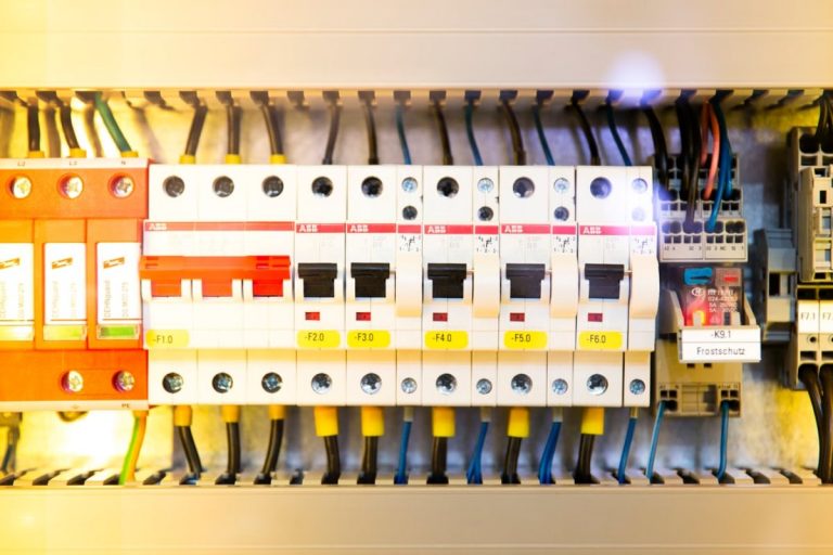 Schaltschrankbau: die funktionale Sicherheit gewährleisten