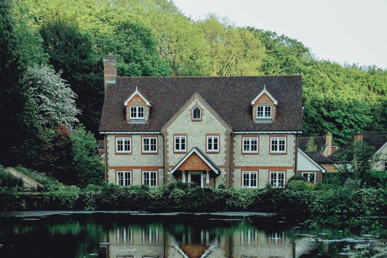 Haus bauen lassen oder selbst bauen?