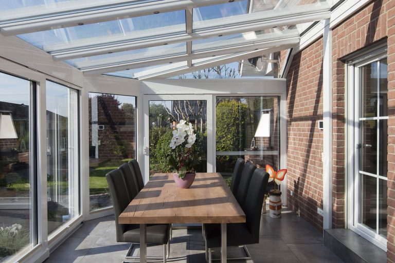 Terrassenüberdachung aus Plexiglas, Acryl oder Polycarbonat: Was ist besser?