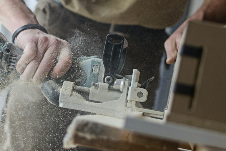 Fortgeschrittene Schneideisentechniken im Möbelbau: Qualität und Innovation